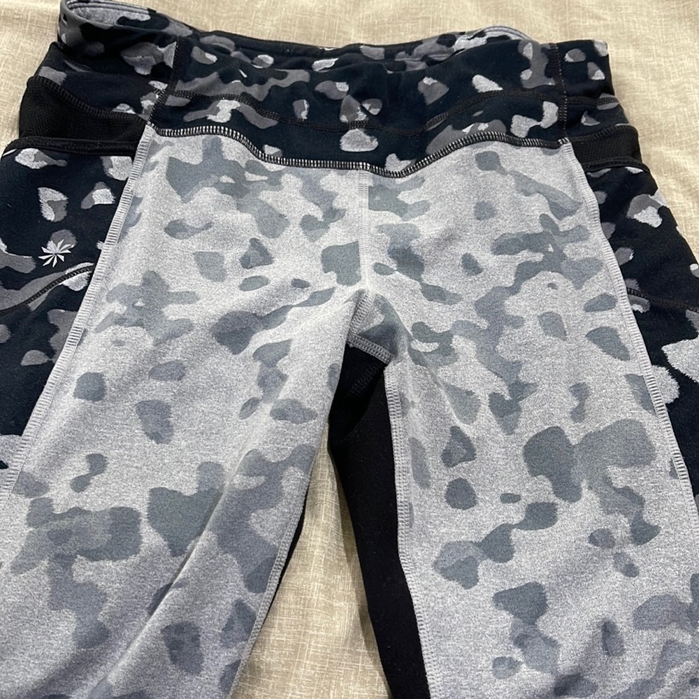 Athleta Black/Gray/White athletic leggings (Capri) Sz M. Excellent Condition